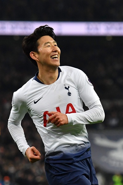  토트넘 손흥민이 27일(한국시간) 영국 런던 웸블리 스타디움에서 열린 2018-2019 잉글랜드 프로축구 프리미어리그 본머스와의 홈경기에서 골을 넣은 뒤 기뻐하고 있다. 