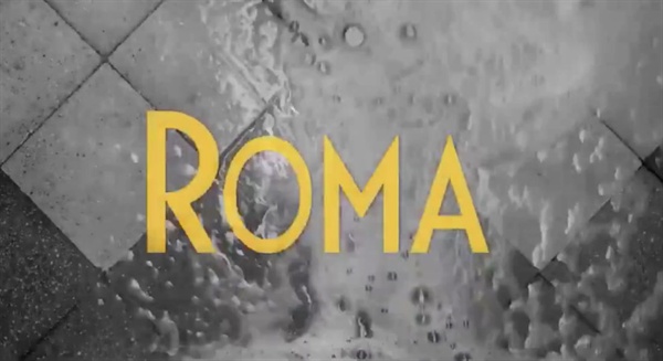  알폰소 쿠아론 감독의 영화 <로마(ROMA)>의 한 장면