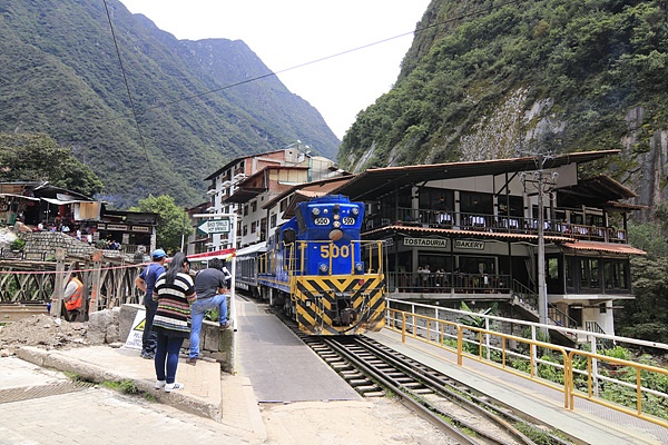 등산객을 실은 열차가 마추픽추 아래 아구아 깔리엔떼스에서 쿠스코로 출발하고 있다