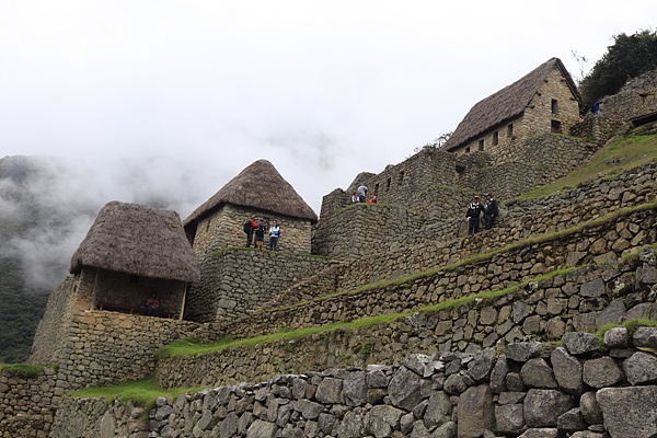 마추픽추의 경사진 밭과 집들 모습
