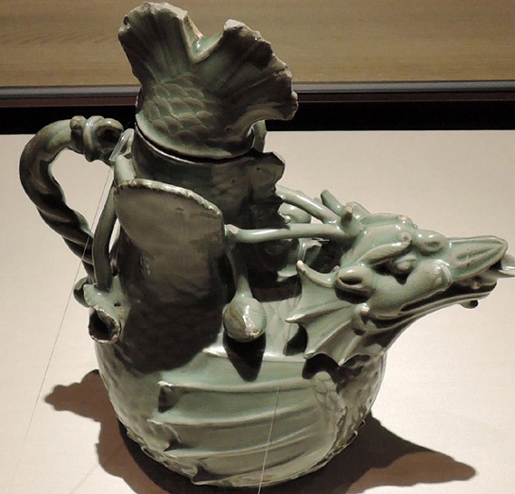 '청자어룡모양 주자(靑磁魚龍形注子)' 고려 12세기, 높이 24.4cm, 개성 2, 국보 제61호. 국립중앙박물관