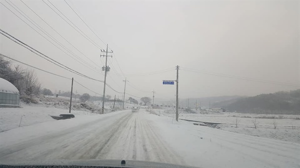 지난 27일 밤부터 충남 서해안에 내린 눈으로 인해 도로에 눈이 쌓여 있는 가운데, 충남 예산지역에도 많은 눈이 내렸다. 