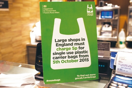 영국의 대형유통업체들이 2015년 10월 5일부터 1회용 비닐봉지를 무상제공하지 않고 5페니(약 70원)에 판매한다는 것을 안내한 공고문. 영국은 올해 이 조치를 전체 소매점으로 확대하고 비닐봉투 가격도 10페니로 올렸다.