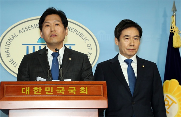  무소속 이용호(오른쪽), 손금주 의원이 28일 국회 정론관에서 기자회견을 열고 더불어민주당 입당과 관련한 입장을 밝히고 있다