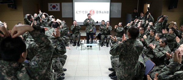 문재인 대통령이 28일 경기도 연천 육군 5사단 신병교육대대를 방문해 장병들과 만나 격려사를 하고 있다. 