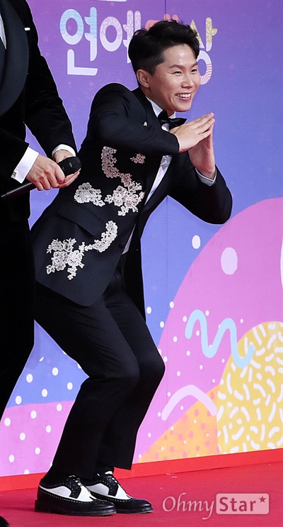 'SBS연예대상' 양세형, 날아라! 28일 오후 서울 상암동 SBS 프리즘타워에서 열린 < 2018 SBS 연예대상 >에서 '집사부일체'와 '가로채널'의 개그맨 양세형이 포토타임을 갖고 있다.