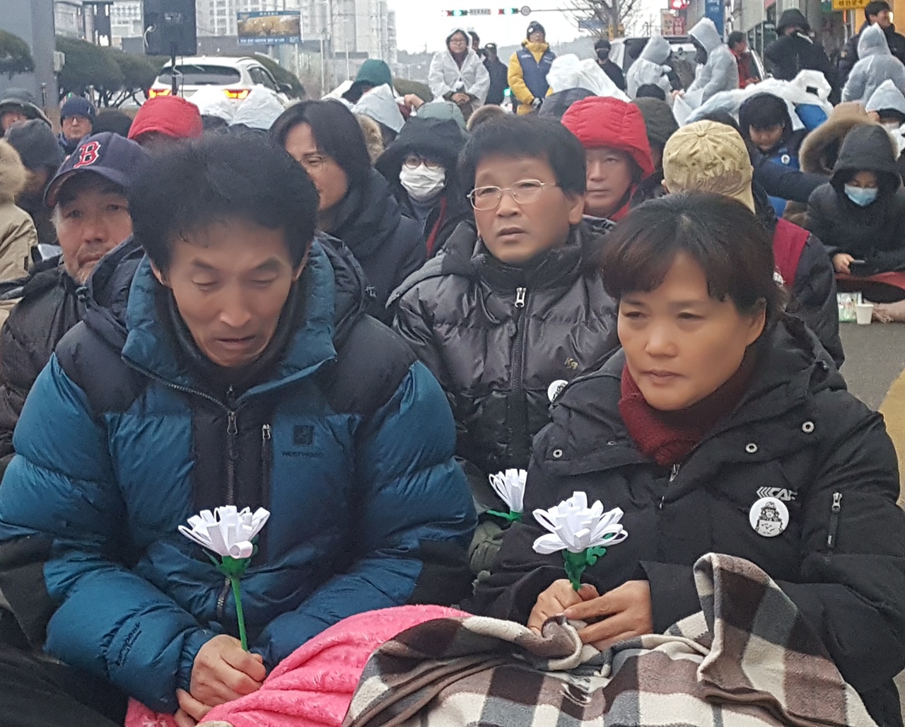 고 김용균씨의 부모님들이 성탄절인 25일 태안터미널앞에서 열린 추모문화제에 참석했다, 
