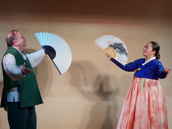 2018년 12월 29일(토), 아트홀 가얏고을 에서 공연된 봉주르 판소리 무대에서 민혜성 명창과 에르베 아니리 광대가 '사랑가' 열연하고 있다.