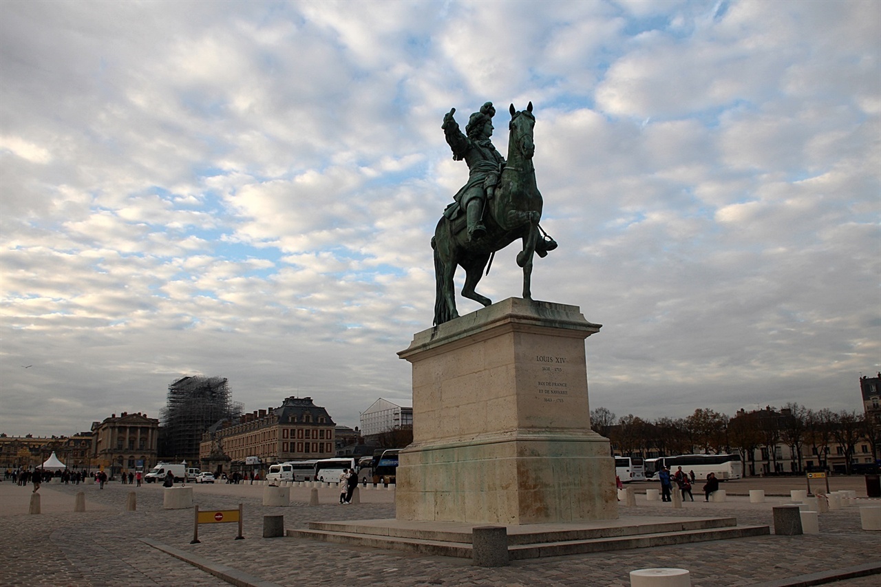 베르사유 광장에 세워져 있는 루이 14세의 기마상