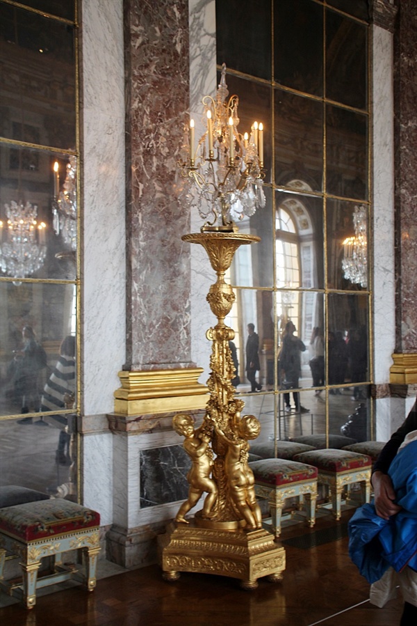 베르사유 궁전내 거울의 방, 대형 촛대 모습
