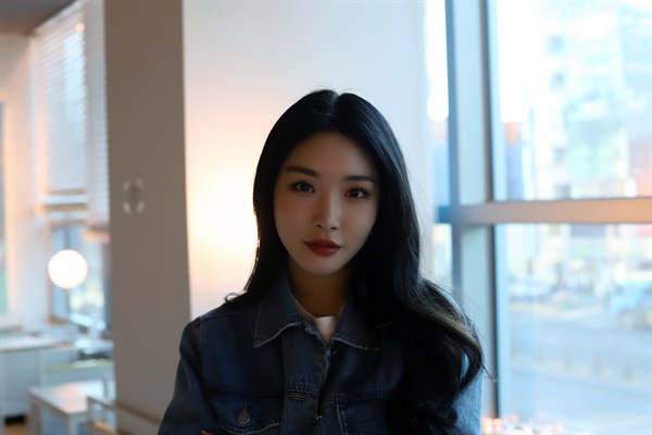  가수 청하가 작년 12월 27일 서울 마포구에 있는 한 카페에서 취재진을 대상으로 '벌써 12시' 싱글 발매 기념 라운드 인터뷰를 열었다. 청하의 '벌써 12시'는 오는 2일 오후 6시에 여러 음원 사이트를 통해 들을 수 있다. 