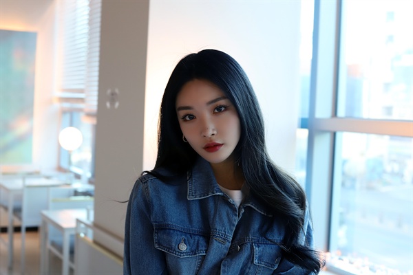  가수 청하가 작년 12월 27일 서울 마포구에 있는 한 카페에서 취재진을 대상으로 '벌써 12시' 싱글 발매 기념 라운드 인터뷰를 열었다. 청하의 '벌써 12시'는 오는 2일 오후 6시에 여러 음원 사이트를 통해 들을 수 있다. 