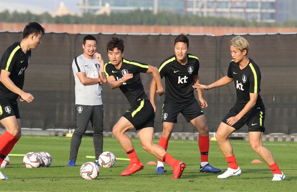  파울루 벤투 감독이 이끄는 축구대표팀 구차절이 30일 오후(현지시간) 아랍에미리트 아부다비 크리켓 필드에서 훈련하고 있다. 2018.12.30