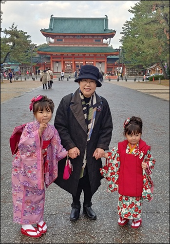 간무왕 사당인 헤이안신궁 응천문 앞에서 시치고상(753, 7살과 3살의 여아, 5살의 남아들이 해당 나이에 신사참배하는 것)을 위해 부모님과 나온 어린아이들과 함께 사진을 찍은 글쓴이