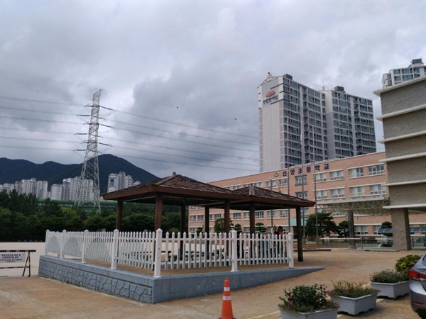 양산 신양초등등학교에서 가까이에 송전탑이 있다.