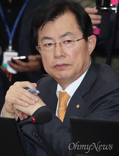 이만희 자유한국당 의원. 2018년 12월 31일 오후 국회 운영위원회 전체회의에 출석한 조국 민정수석을 바라보고 있다.