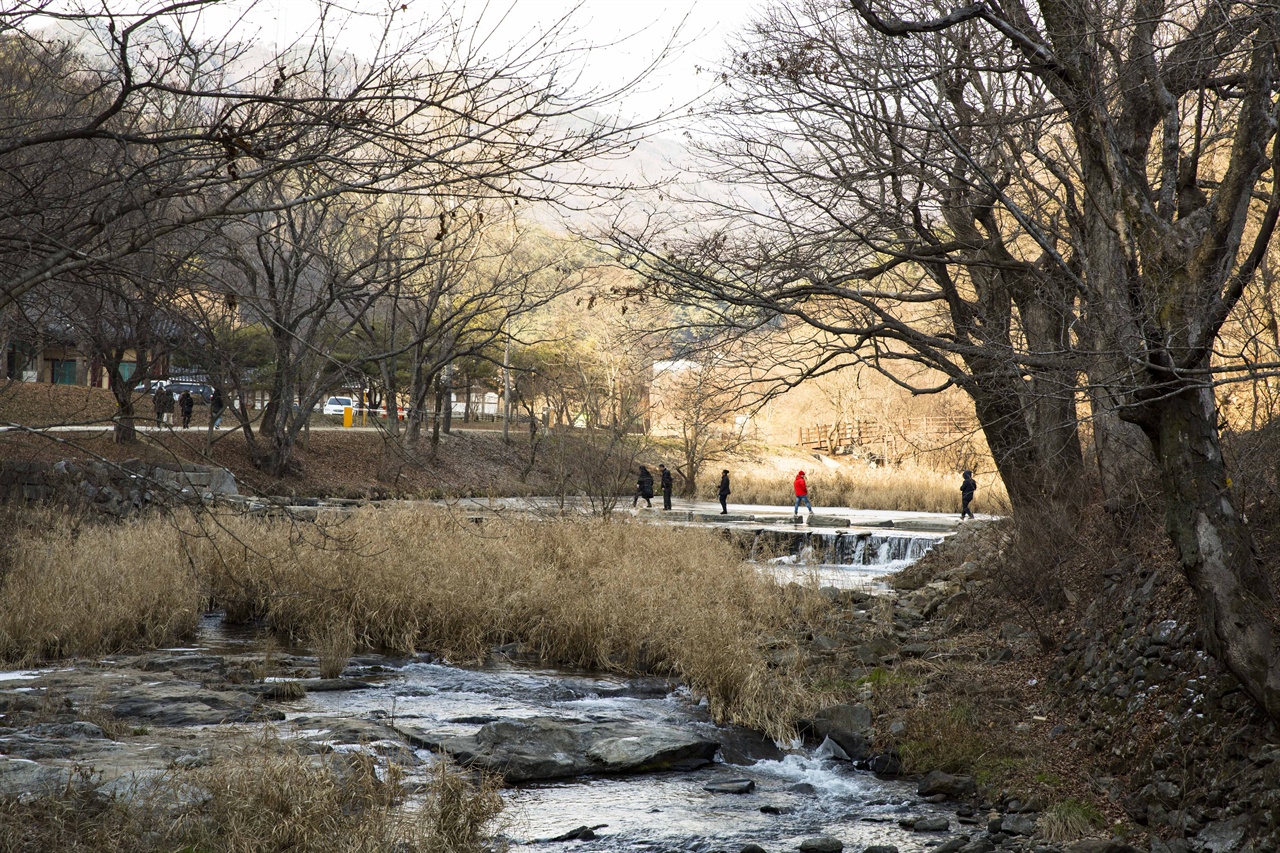 마곡사 마곡천  국사봉에서 발원한  마곡천이 마곡사를 관통하여 흐른다. 백범선생은 마곡사에서 은거생활을 하며 원성스님이란 법명으로 출가하였다. 마곡사에는 삭발바위,백련암, 백범당과  '백범명상길'이 조성되어 있다. 