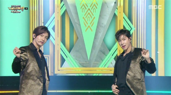  < 2018 MBC 가요대제전 >에 오랜만에 출연한 동방신기는 명성에 부응하는 멋진 공연을 펼쳤다. (방송화면 캡쳐)