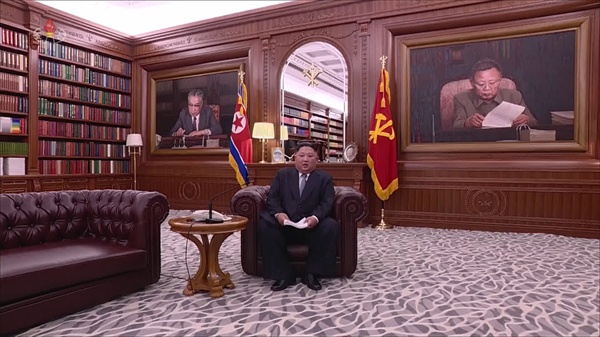 조선중앙TV는 1일 오전 김정은 북한 국무위원장의 신년사 발표를 보도했다. 김정은 위원장은 예전과 달리 올해는 소파에 앉아 신년사를 발표했다.
