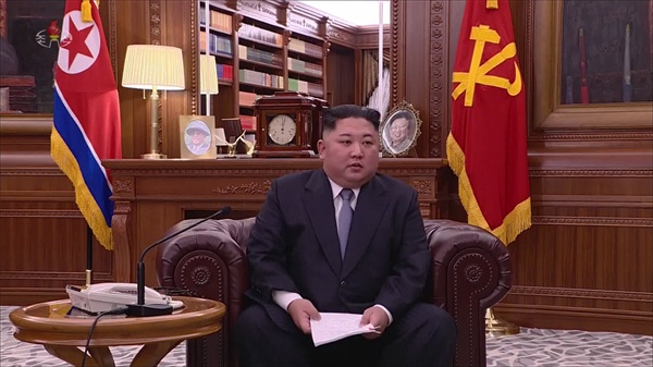 조선중앙TV는 1일 오전 김정은 북한 국무위원장의 신년사 발표를 보도했다. 김정은 위원장은 예전과 달리 올해는 소파에 앉아 신년사를 발표했다.