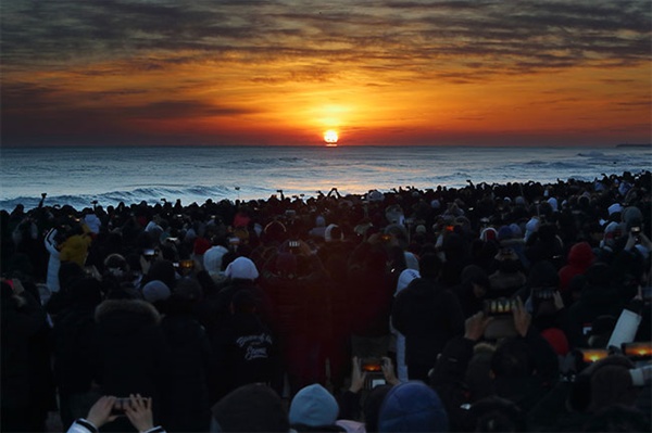 기해년인 1일 새벽 강릉경포대 해변에는 일출을 보기위한 해맞이 관광객들로 가득찼다.