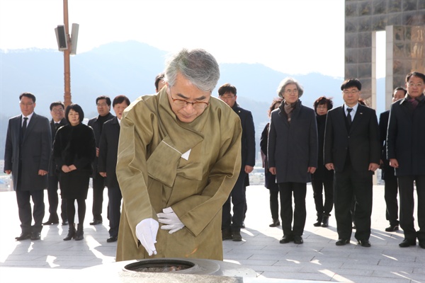 박종훈 경남도교육감은 1일 3.15민주묘지를 참배했다.