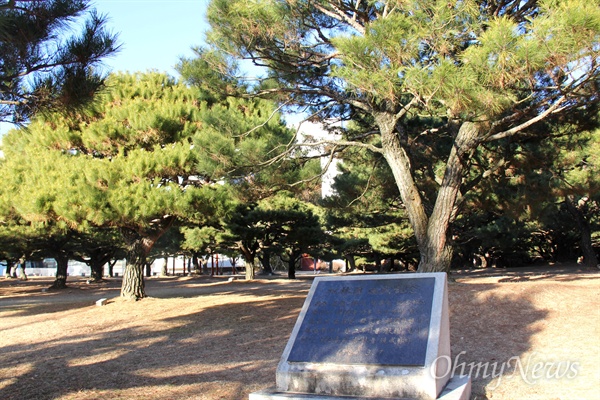  경남도청 뜰에는 1983년 이전 뒤 각계각층에서 기증받아 조성해 놓은 '송림원'이 있다.