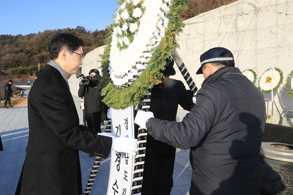 김경수 경남지사는 새해 첫날인 1월 1일 국립3.15민주묘지를 참배했다.