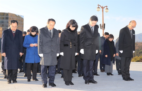 김경수 경남지사는 새해 첫날인 1월 1일 국립3.15민주묘지를 참배했다.
