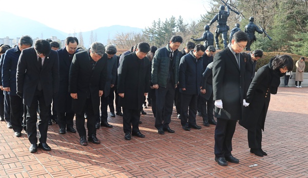 김경수 경남지사는 새해 첫날인 1월 1일 창원 충혼탑을 참배했다.