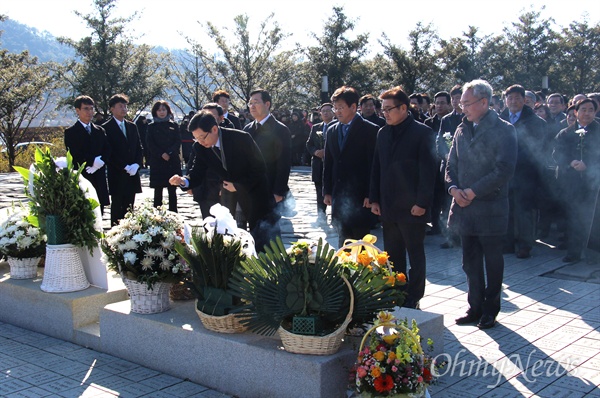 노무현재단은 1일 오후 봉하마을 고 노무현 전 대통령 묘역에서 신년참배 행사를 열었다.