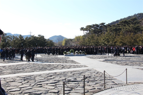 노무현재단은 1일 오후 봉하마을 고 노무현 전 대통령 묘역에서 신년참배 행사를 열었다.