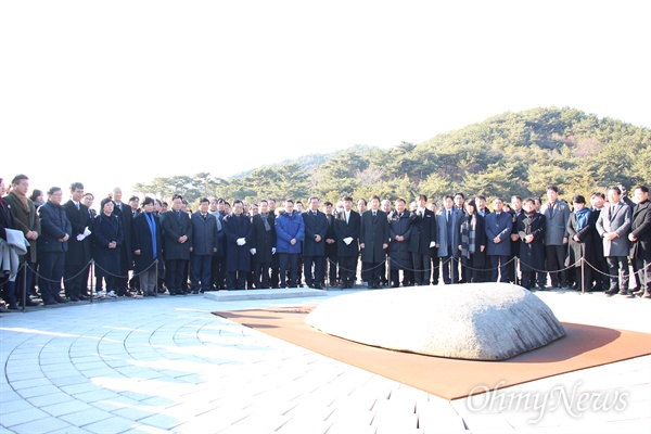 노무현재단과 더불어민주당 지도부는 1일 오후 고 노무현 전 대통령 묘소 신년참배 행사를 열었다.