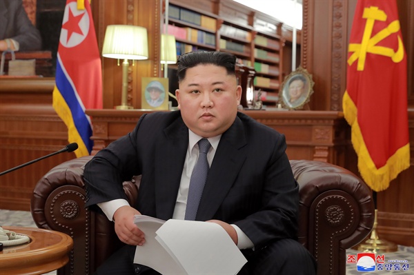 김정은 국무위원장이 노동당 중앙위원회 청사에서 신년사를 발표했다고 조선중앙통신이 1일 보도했다.
