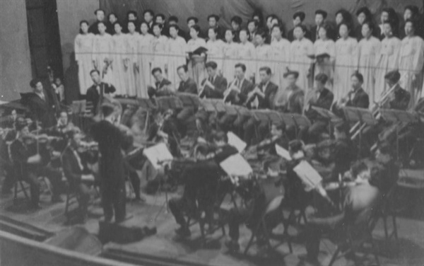 북조선 국립교향악단의 연주 모습