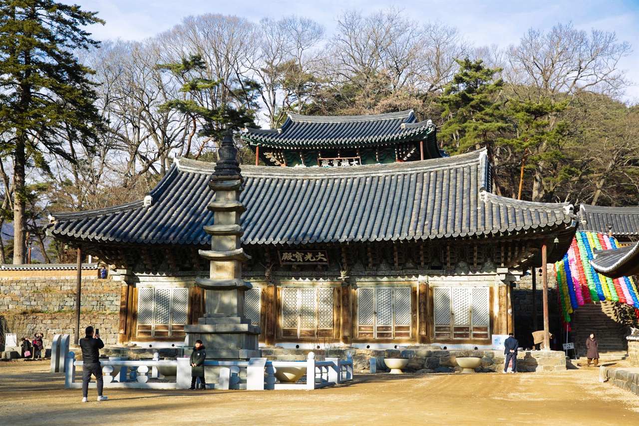 마곡사 전경    마곡사의 주불전인 대광보전과 대웅보전, 5층석탑. 대광보전에는 비로자나불이 모셔져 있다. 