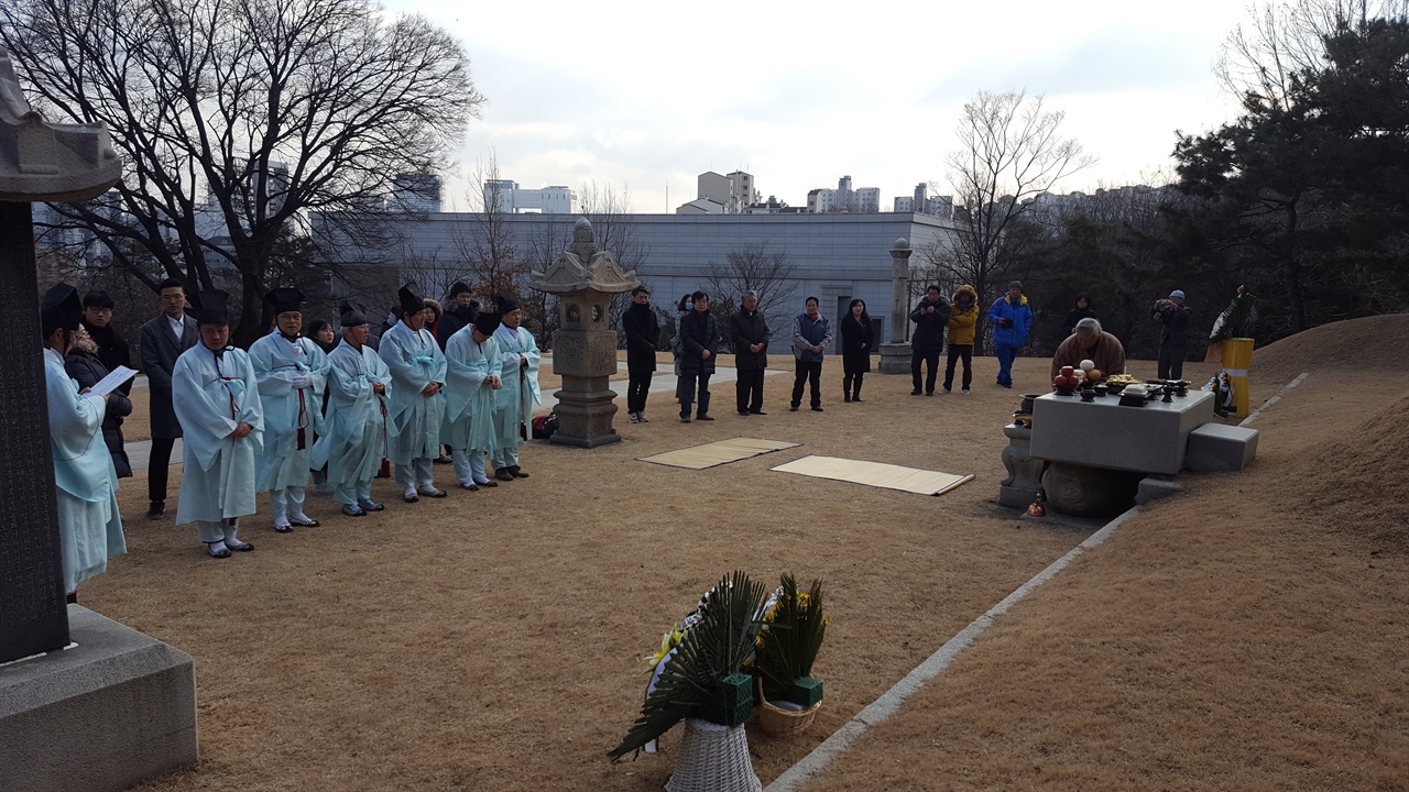 효창원 백범 김구 선생 묘역에서 최준례 여사 95주기 추모제례를 지내는 모습