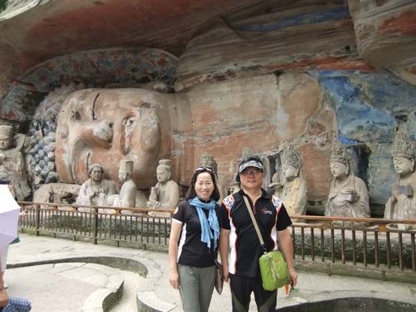 '대족석각'은 중국 석굴 예술을 대표하는 유산으로 1999년 유네스코 세계문화유산에 등재되었으며, 둔황의 막고굴, 낙양의 용문석굴과 함께 중국 3대 석굴로 손꼽힌다.
