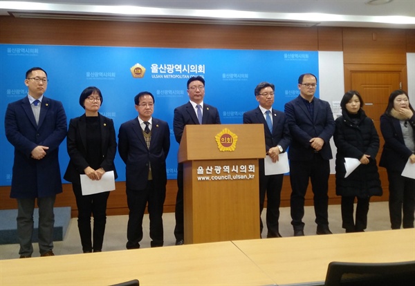 장윤호 시의원(가운데)과 더불어민주당 소속 시의원들이 2일 오후 2시 울산시의회 프레스센터에서 폭행 의혹과 관련한 기자회견을 열고 있다.
