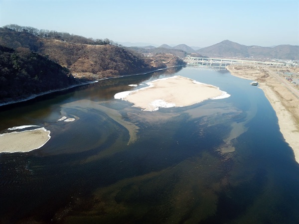 공주보 수문개방 후 유네스코 세계문화유산인 공산성 앞에 축구장 크기의 모래톱이 생겨났다. 