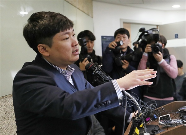 청와대가 KT&G 사장교체를 지시하는 등 부당한 압력을 가했다고 주장한 신재민 전 기획재정부 사무관이 2일 오후 서울 강남구 한 사무실에서 기자회견을 하고 있는 모습. 
