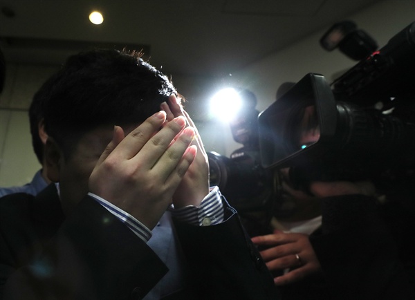 청와대가 KT&G 사장교체를 지시하는 등 부당한 압력을 가했다고 주장한 신재민 전 기획재정부 사무관이 2일 오후 서울 강남구 한 사무실에서 기자회견을 마친 뒤 기자회견장을 나서고 있다.