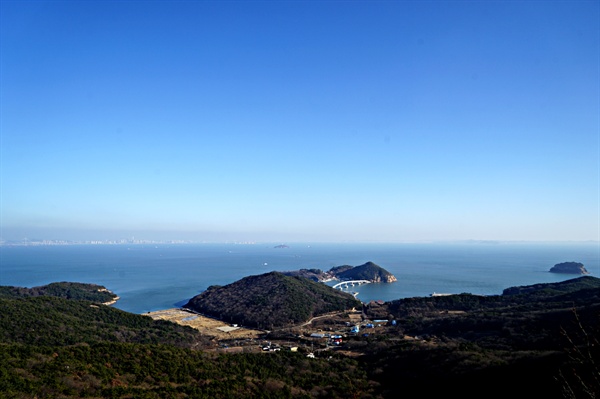  호룡곡산을 하산하며 바라본 소무의도