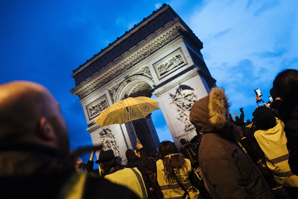 2018년 12월 22일 토요일, 파리에 모여 드는 노란색 조끼를 입은 시위대의 모습. 