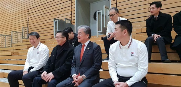 남측 정범구 대사(앞줄 오른쪽 두 번째)와 북측 박남영 대사(앞줄 오른쪽 세 번째)가 단일팀 훈련 장면을 지켜보고 있다.
