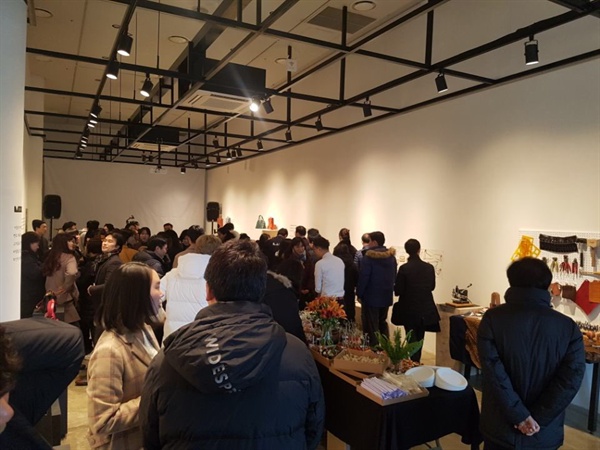 12월 27일 강동아트센터 1층 아트갤러리에서 서울가죽패션창업지원센터가 주관한 전시회가 열리고 있다.