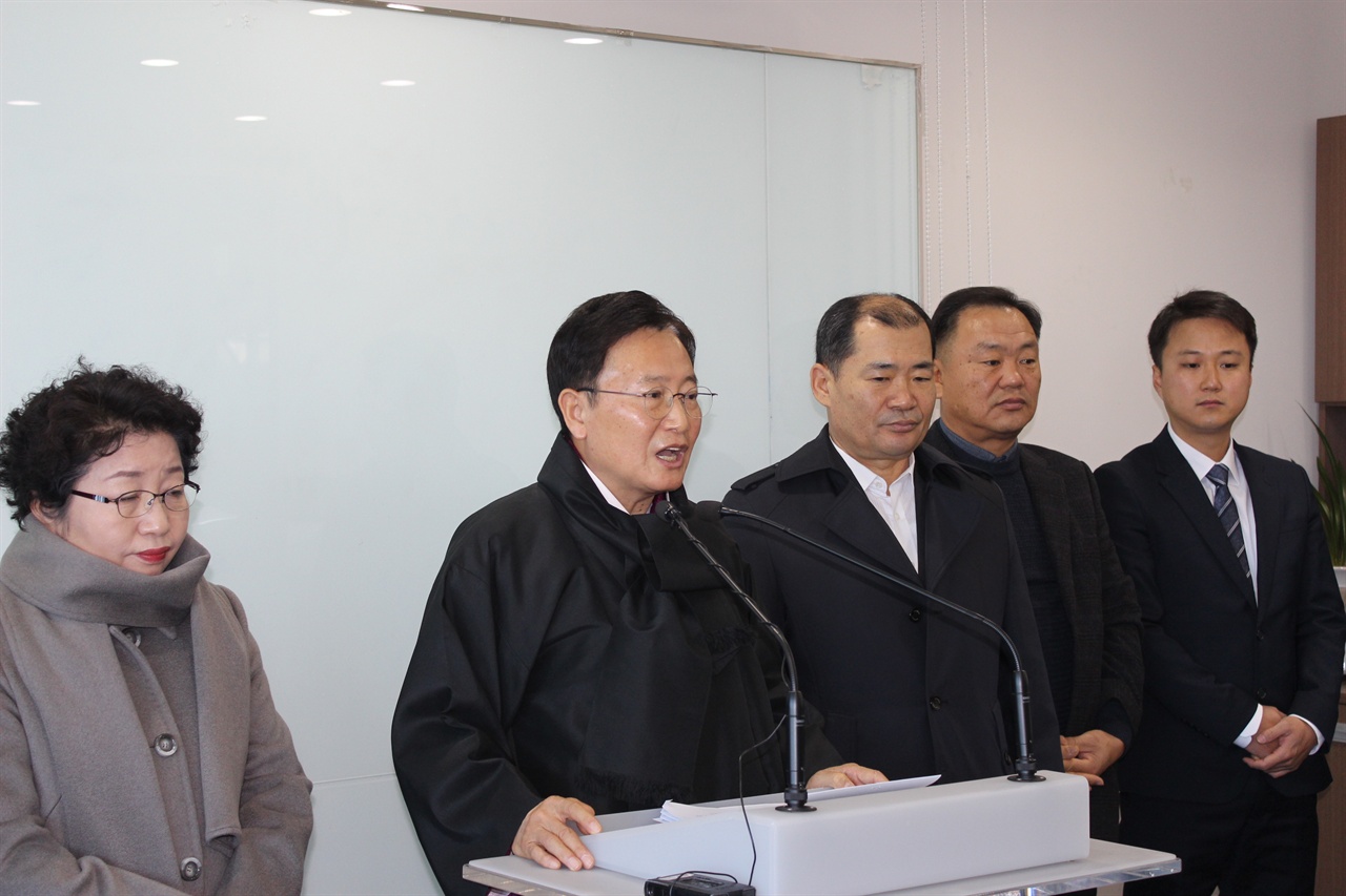 지난 2일 열린 김동완 전 국회의원의 신년 기자 회견 장면. 김 전 의원은 이 날 기존 당진당협 주요 구성원들과 함께 건재함을 과시하려 노력했다.