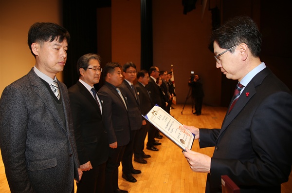  김경수 경남지사는 3일 오전 경남도청 신관 대강당에서 열린 시무식에서 우수 공무원에 대한 시상을 하고 있다.