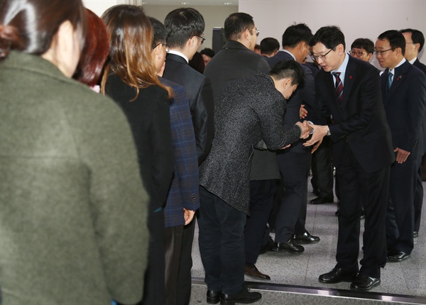 김경수 경남지사가 3일 경남도청 신관 대강당에서 시무식을 연 뒤 인사를 나누고 있다.