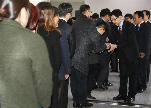  김경수 경남지사가 3일 경남도청 신관 대강당에서 시무식을 연 뒤 인사를 나누고 있다.